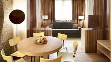 Appartement, 1 slaapkamer | Woonruimte | Een 32-inch flatscreentelevisie met satellietzenders en televisie