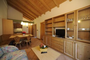 Apartamento, 2 quartos | Área de estar | TV LCD 24 polegadas com canais via satélite, TV