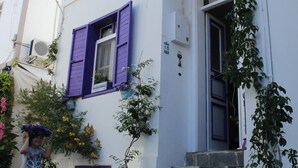 A white building with purple shutters and a stone staircase leading to the entrance. - Amaranda Ada Evi - Adults Only (Bozcaada)