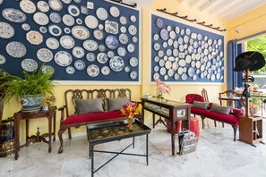 Lobby sitting area - The Unforgotten B&B (Bangkok)