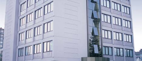 A modern building with a sign reading "Üzkaymak Park otel".