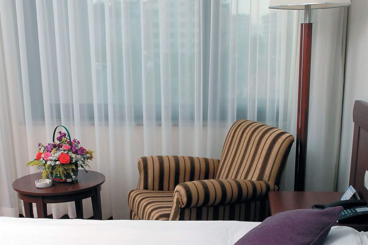 Minibar, in-room safe, desk, WiFi (free)