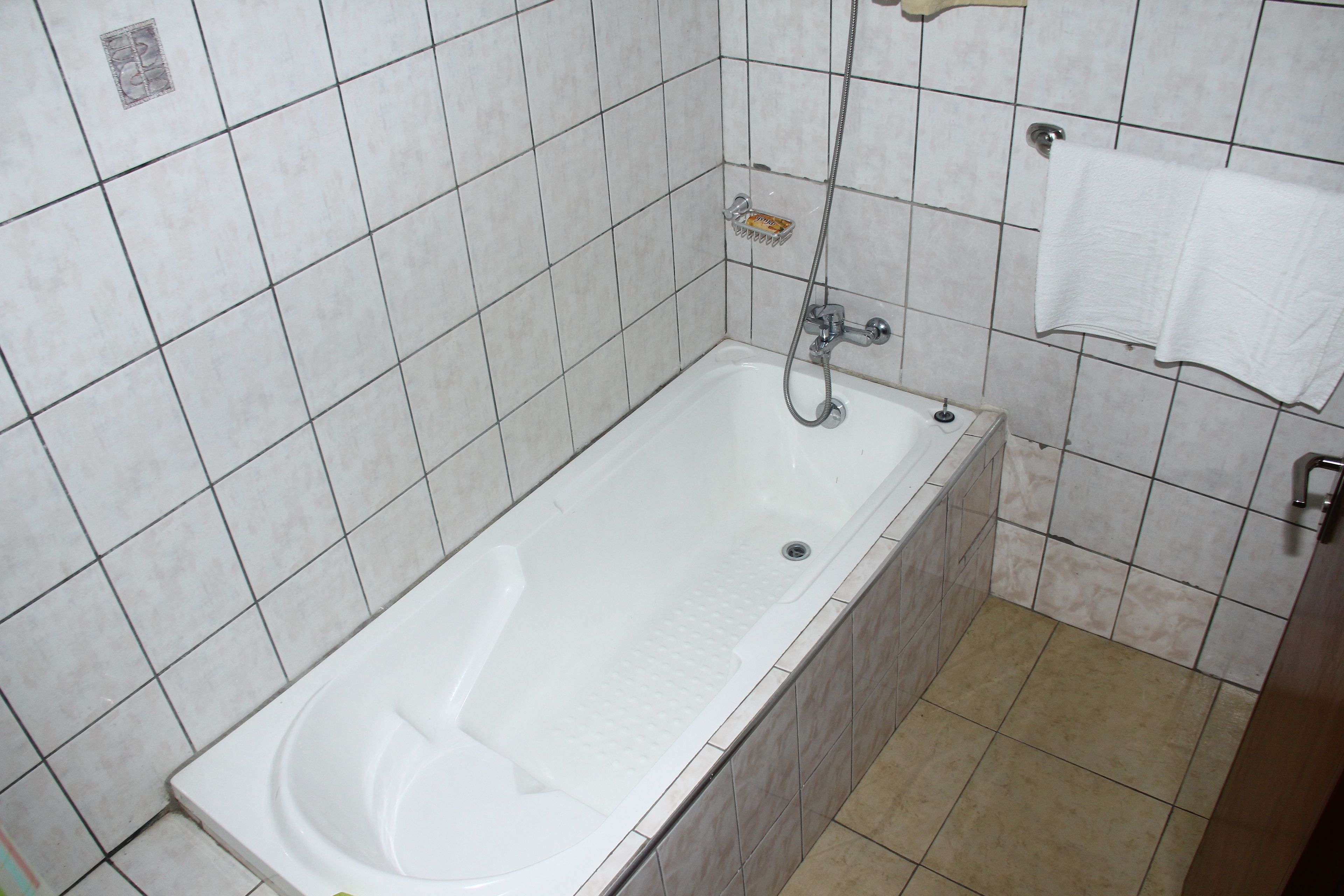 deep-soaking bathtub