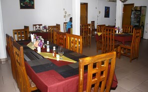 Breakfast, lunch, dinner served; local and international cuisine  - Stadium Hotel (Kumasi)