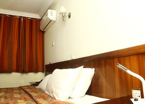 In-room safe, desk, blackout curtains, soundproofing - Stadium Hotel (Kumasi)