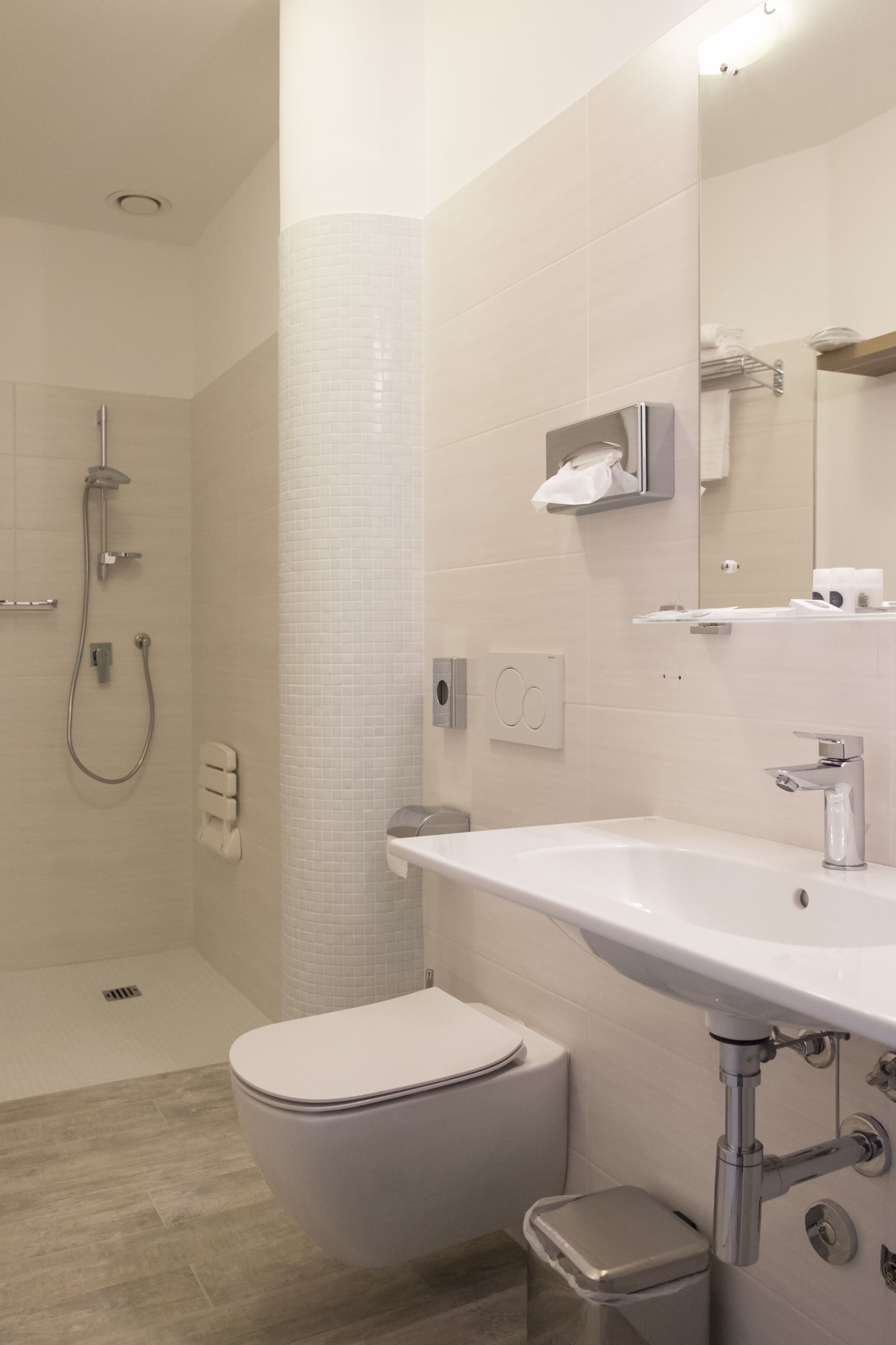 Un baño moderno con inodoro, lavabo y ducha.