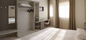 Standard-dobbeltværelse - 1 dobbeltseng | Dundyner, senge med madrasser af memory foam, skrivebord
