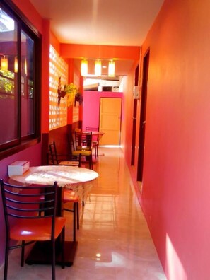 朝食 (オーダー形式)、毎日提供 (1 名様 100 THB)