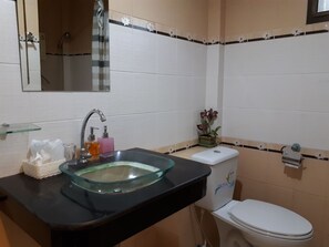 3 Bedroom House | Bathroom | Shower, free toiletries, towels