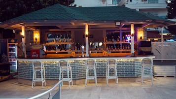 Swim-up bar