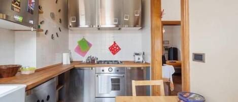 Apartment, 2 Schlafzimmer | Eigene Küche | Großer Kühlschrank, Herdplatte, Wasserkocher mit Kaffee-/Teezubehör