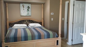 Standard Room, 1 Queen Bed | Iron/ironing board, free WiFi