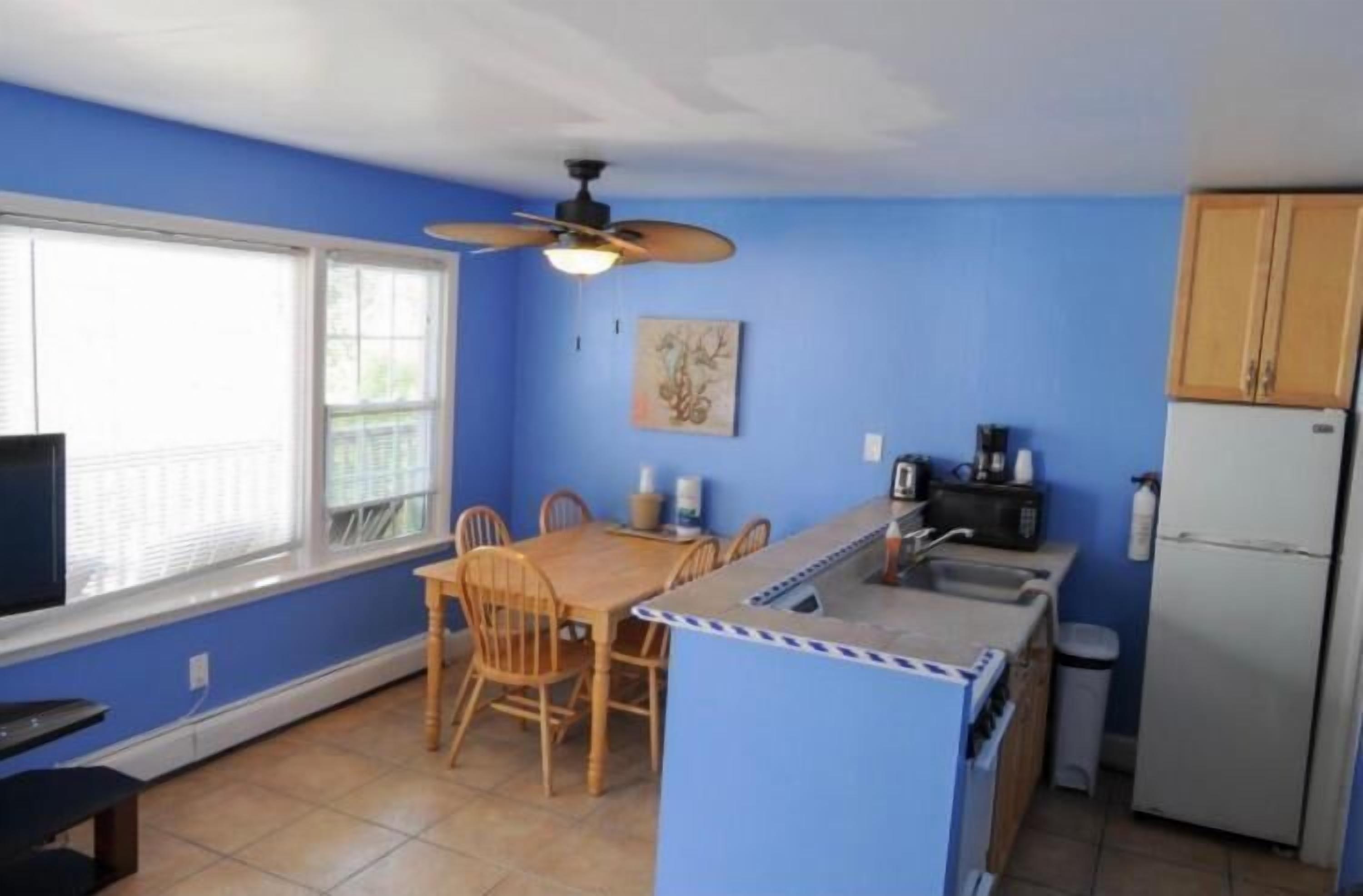 Kühlschrank, Mikrowelle, Wasserkocher mit Kaffee-/Teezubehör