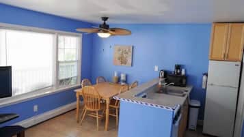 Réfrigérateur, micro-ondes, cafetiÚre/bouilloire