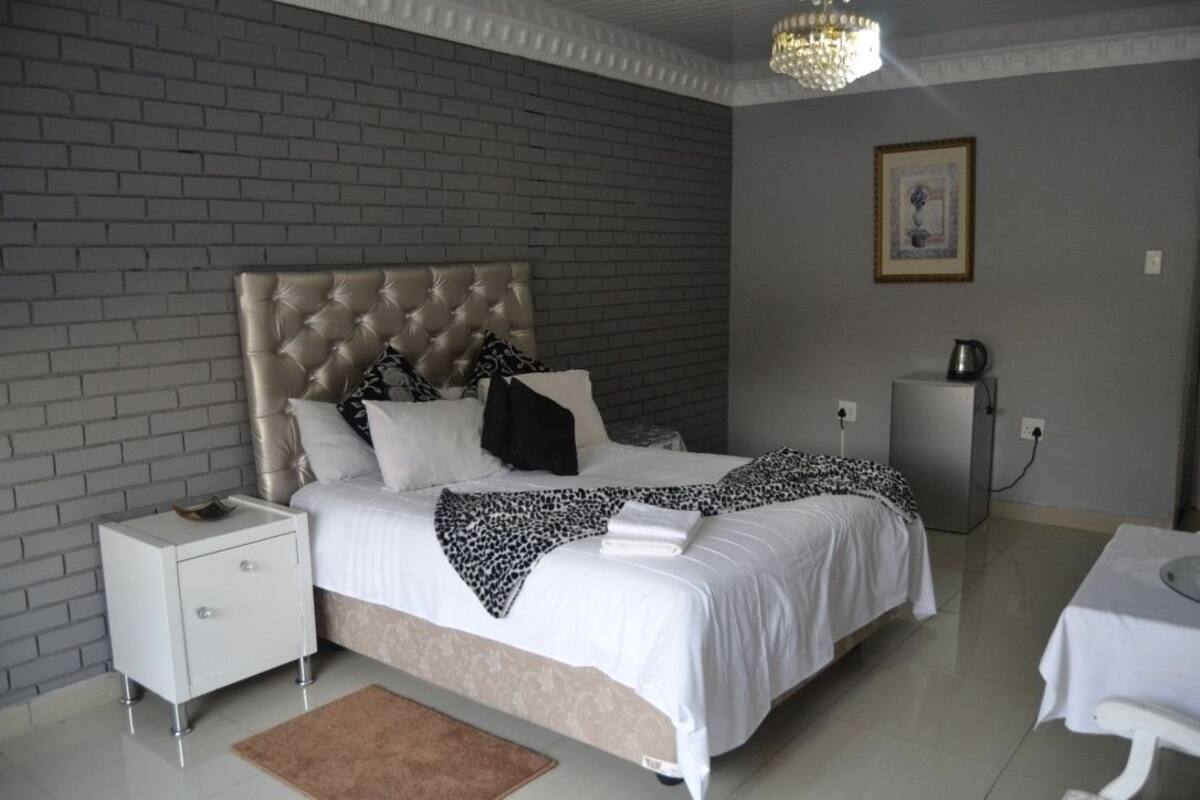 Deluxe driepersoonskamer, toegankelijk voor mindervaliden, uitzicht op bergen | Luxe beddengoed, een bureau, gratis wifi