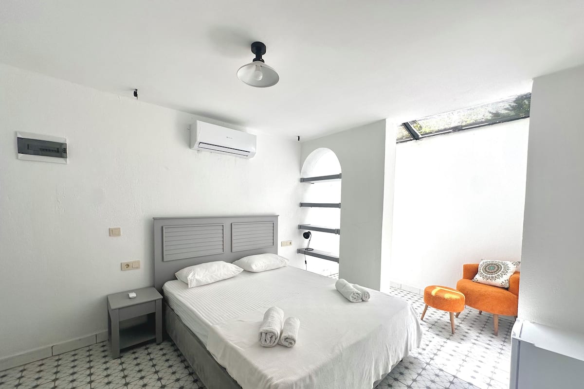(Bodrum Kat) Economy Room, 2 Queen Beds, Connecting Rooms (Basement Floor) | Premium bedding, free WiFi, bed sheets