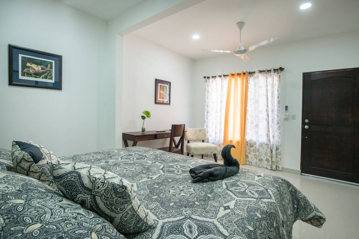 Elite Suite, 1 King Bed | Premium bedding, in-room safe, desk, iron/ironing board (on request)