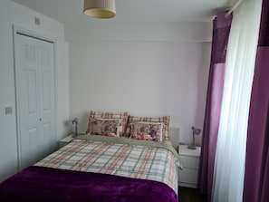 Double-room with Shower | Een bureau, verduisterende gordijnen, geluiddichte muren