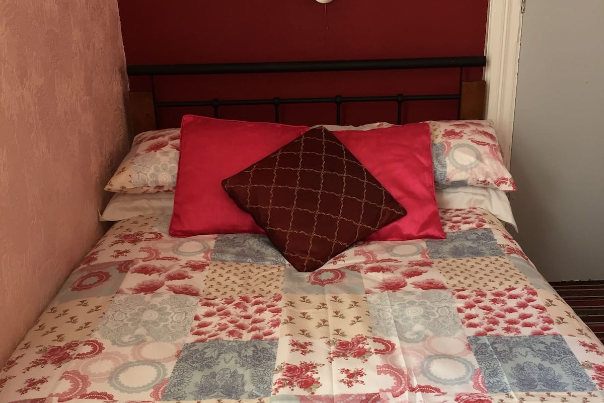 Twin Room | In-room safe, iron/ironing board (on request)