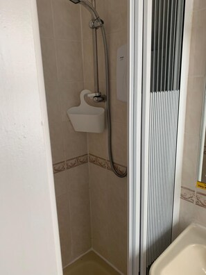 Ducha, secador de pelo y toallas