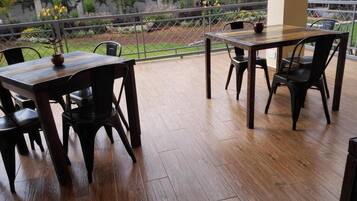 Suite, 1 King Bed, Non Smoking, Garden View | Balcony