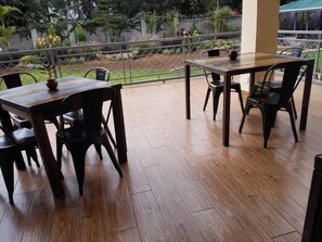 Suite, 1 cama de matrimonio grande, no fumadores, vistas al jardín | Balcón