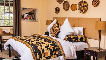 Suite, 1 King Bed, Non Smoking, Garden View | In-room safe, free WiFi, bed sheets