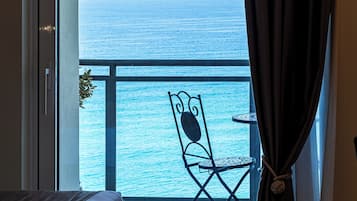 Deluxe-Doppelzimmer, Meerblick | Terrasse/Patio