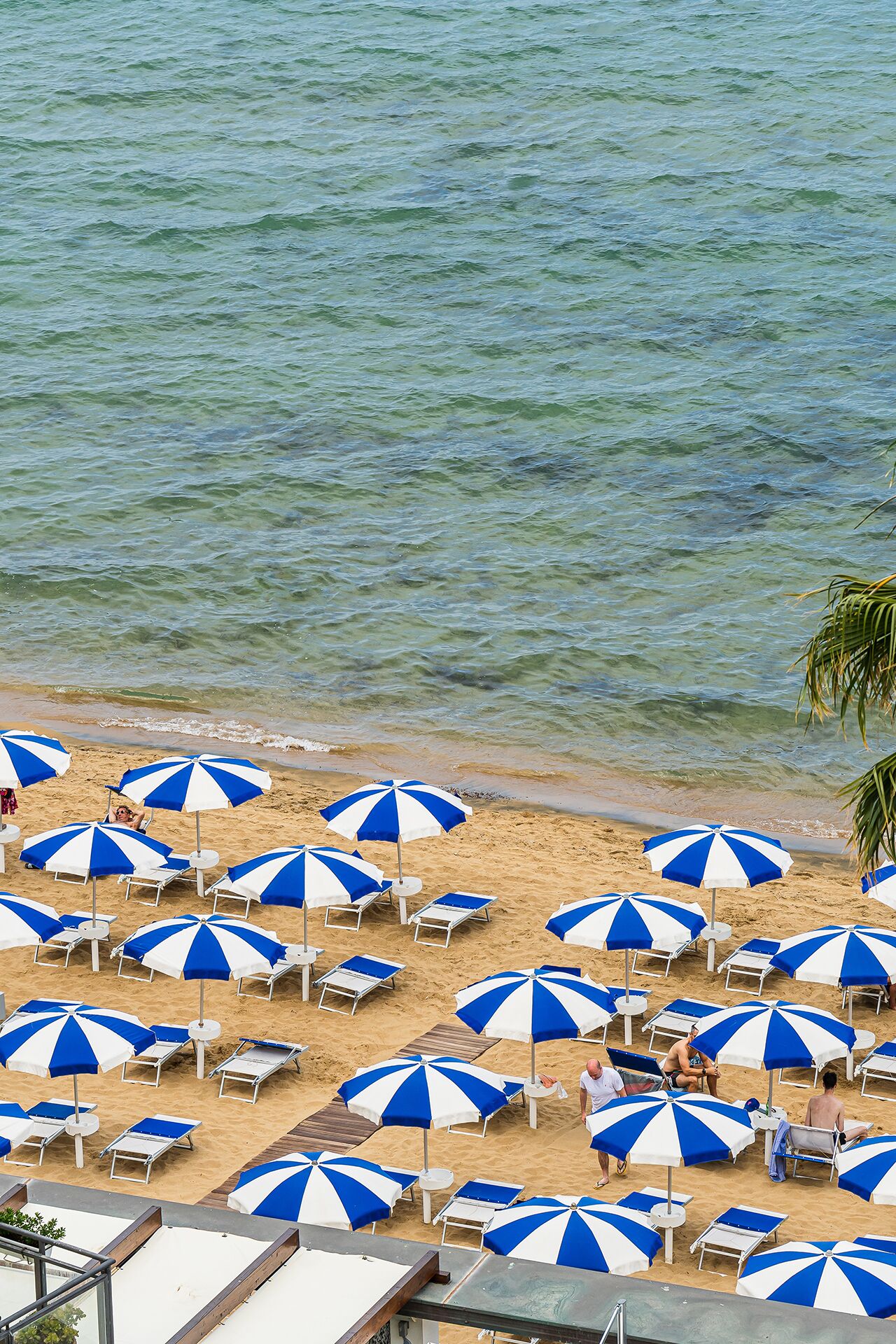 Privat strand, solstolar och parasoller