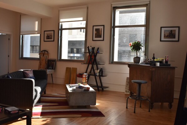 Luxury-Loft, 1 King-Bett, Stadtblick, Eckzimmer | Wohnbereich