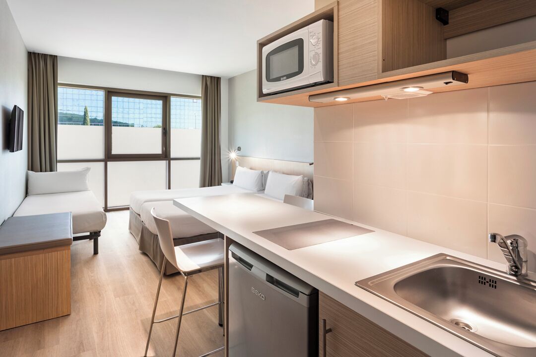 Minibar, bureau, espace de travail pour ordinateur portable