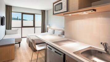 Minibar, bureau, espace de travail pour ordinateur portable
