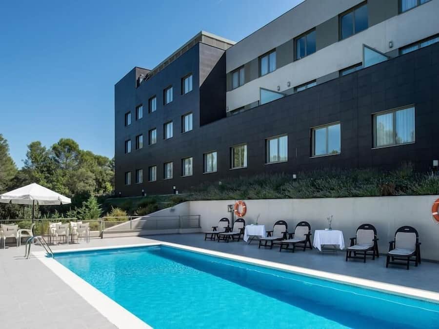 Seasonal outdoor pool, pool umbrellas, sun loungers