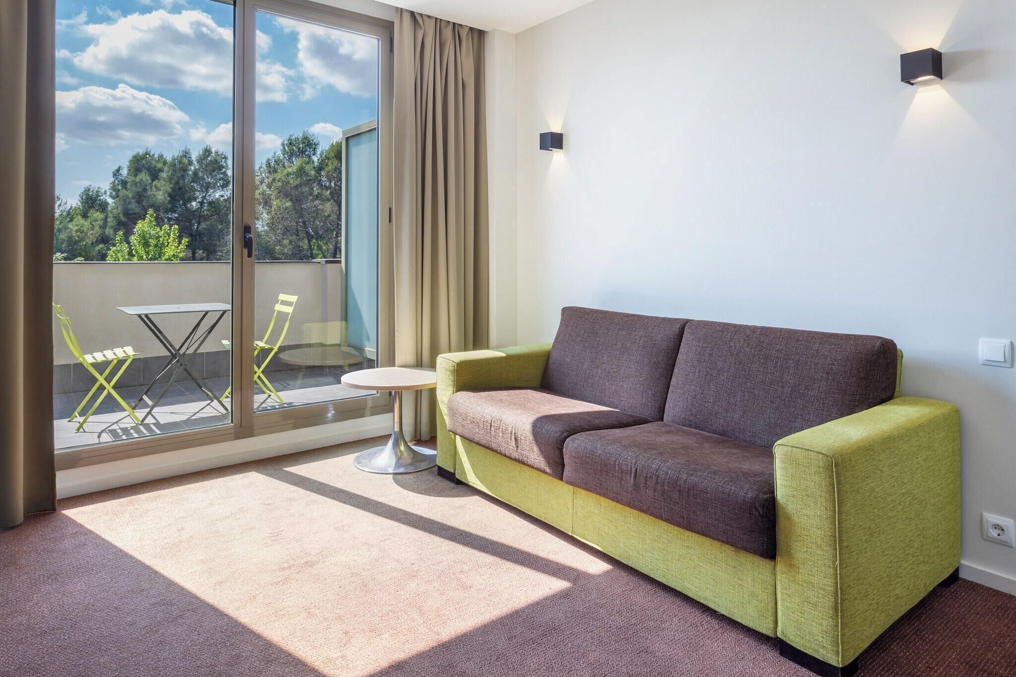 Minibar, bureau, espace de travail pour ordinateur portable