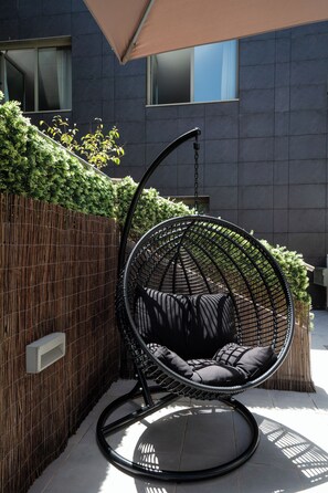 Seasonal outdoor pool, pool umbrellas, sun loungers - B&B Hotel Barcelona Sant Cugat (Sant Cugat del Valles)