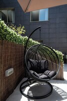 Una piscina al aire libre de temporada, sombrillas, tumbonas