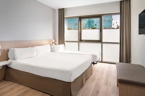 Minibar, desk, laptop workspace, blackout curtains - B&B Hotel Barcelona Sant Cugat (Sant Cugat del Valles)
