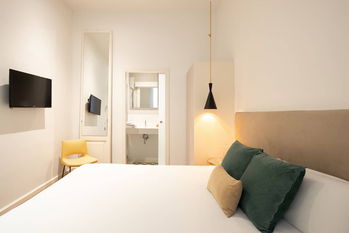 Refugi Double Room, interior courtyard | 1 bedroom, minibar, in-room safe, desk