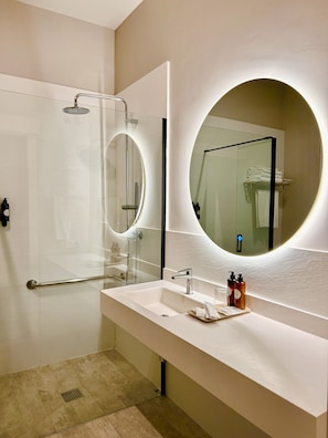 Dusche, kostenlose Toilettenartikel, Haartrockner, Hausschuhe