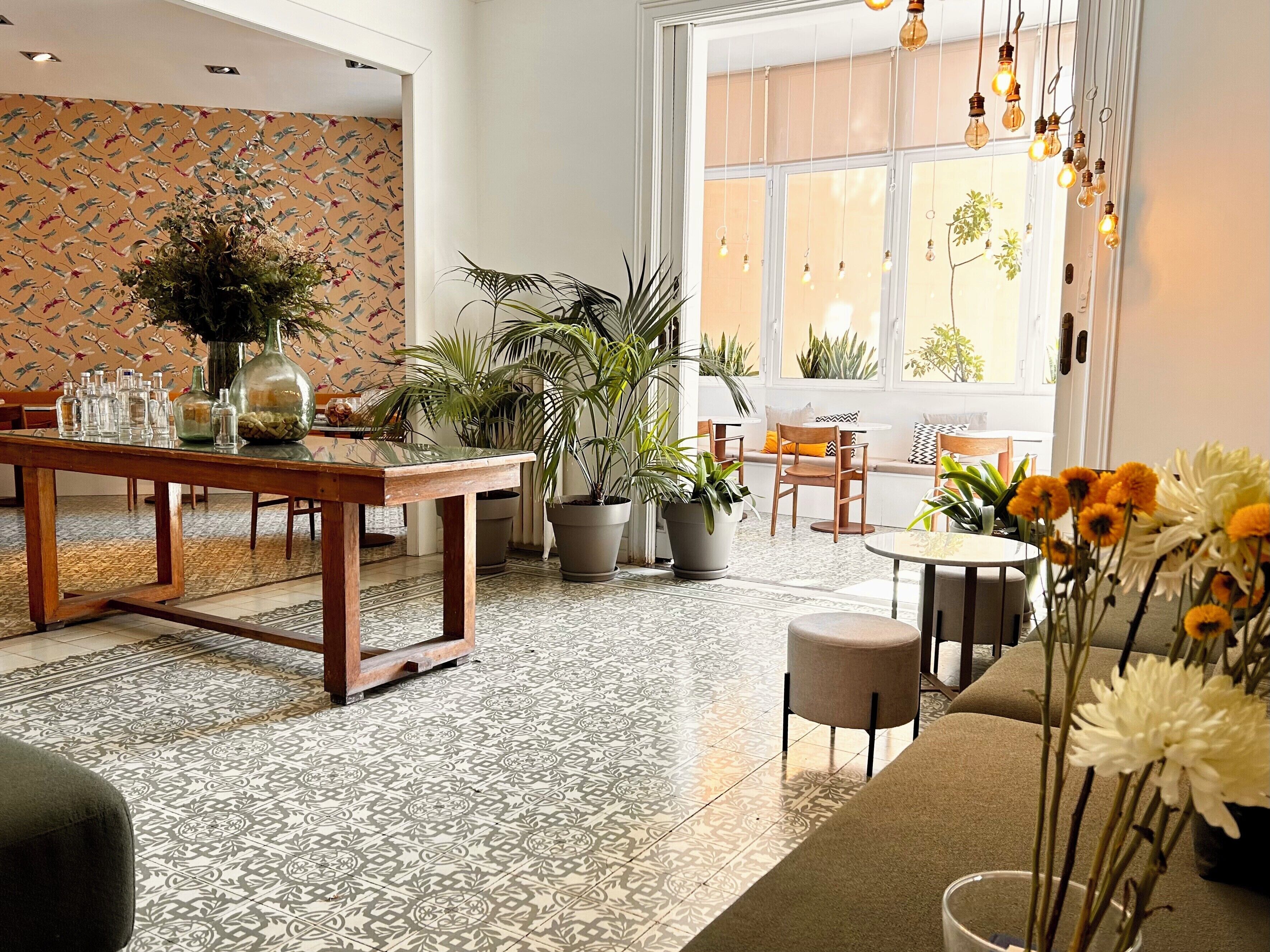 Een 32-inch flatscreentelevisie met digitale zenders