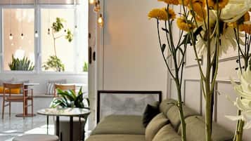 Een 32-inch flatscreentelevisie met digitale zenders