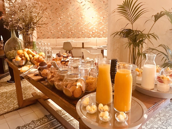 Free daily continental breakfast - Forget Me Not Barcelona (Barcelona)