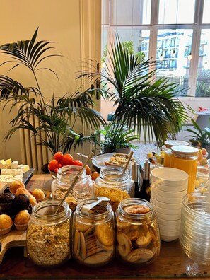 Free daily continental breakfast - Forget Me Not Barcelona (Barcelona)