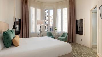 Urbà Double Room, street view | Minibar, värdeförvaringsskåp på rummet och skrivbord
