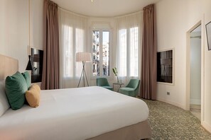 Urbà Double Room, street view | Minibar, värdeförvaringsskåp på rummet och skrivbord