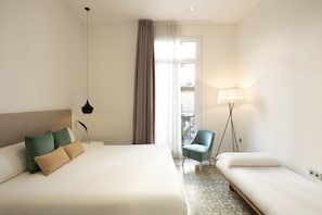 Anima Triple Room | Minibar, cassaforte in camera, una scrivania, tende oscuranti