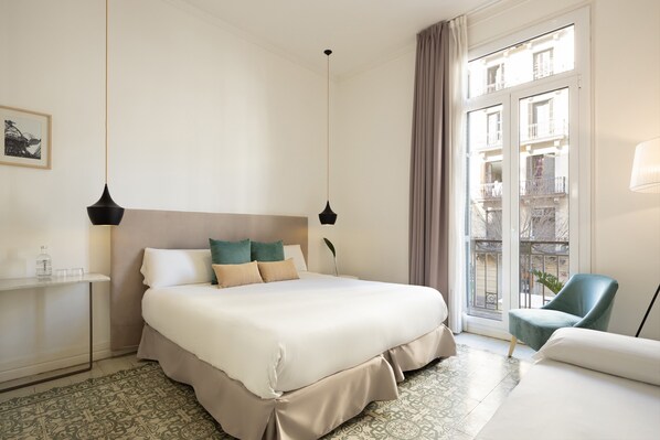 Anima Triple Room | Minibaari, tallelokero huoneessa, työpöytä, pimennysverhot