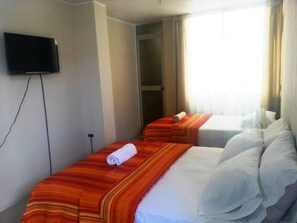 Habitación, 2 camas individuales | Tabla de planchar con plancha, cunas gratuitas, wifi gratis