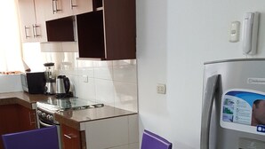 غرفة - سريران فرديان منفصلان | تناول الطعام داخل الغرفة