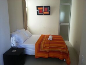 Habitación, 1 cama matrimonial | Tabla de planchar con plancha, cunas gratuitas y wifi gratis 